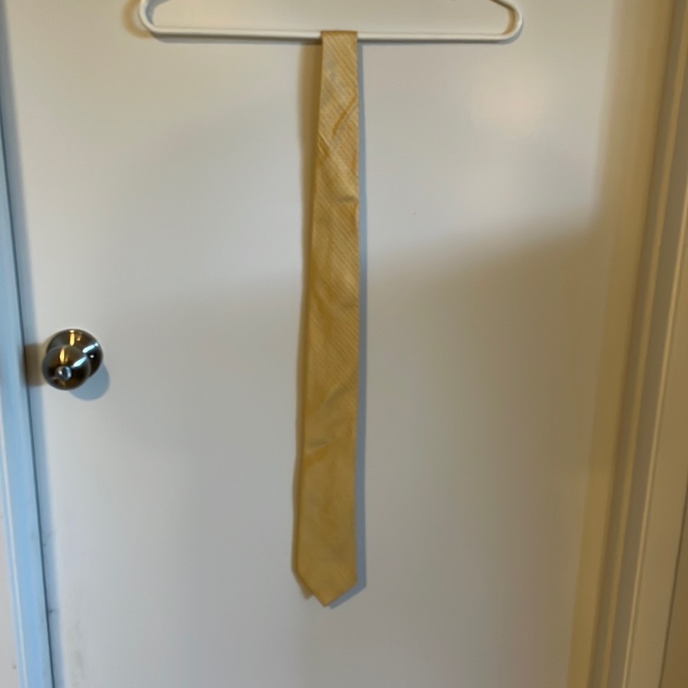 Yellow tie in good condition